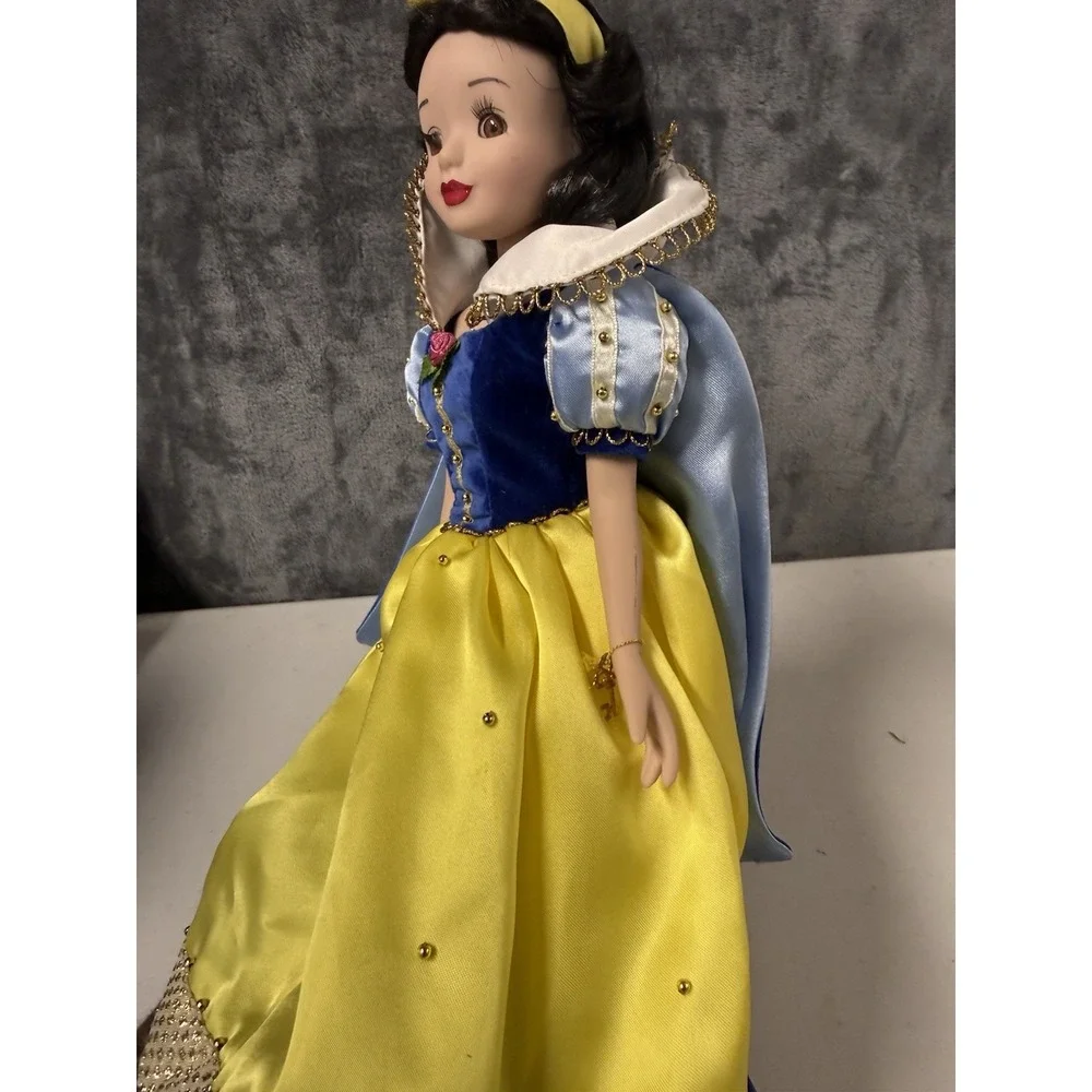 Collectible! Disney Snow White  Porcelain Doll 12